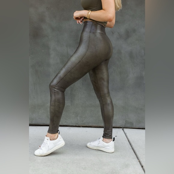 SPANX Faux Leather Croc Shine Leggings in Darkened Olive Size XL/TG - Picture 12 of 16
